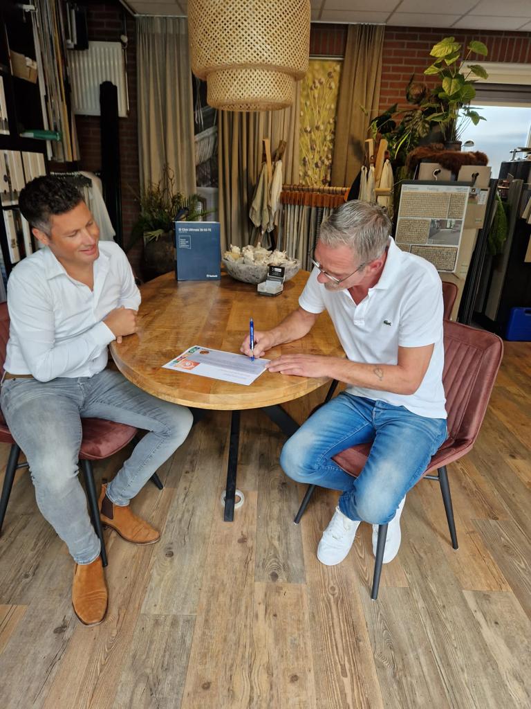 Foto Gerrit tekent bronzen partner certificaat